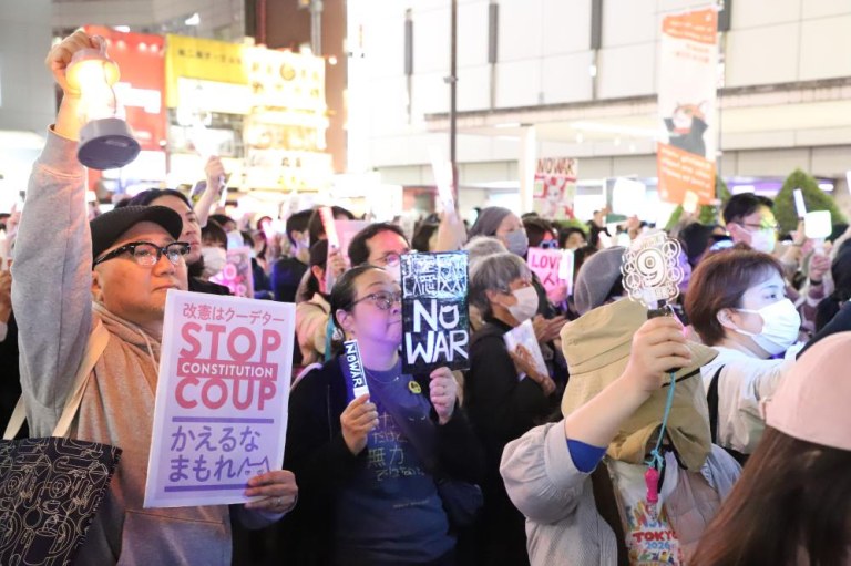 Partidos de oposição e cidadãos japoneses protestam contra medida do governo para flexibilizar regras de exportação de armas