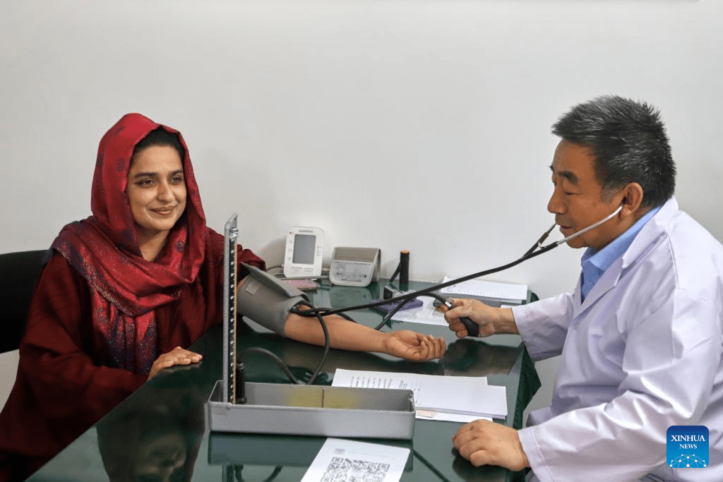 Centro de Medicina Tradicional Chinesa no Paquistão fortalece laços bilaterais com campanha médica gratuita
