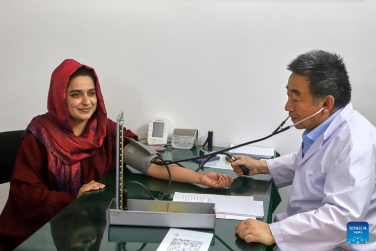 Centro de Medicina Tradicional Chinesa no Paquistão fortalece laços bilaterais com campanha médica gratuita