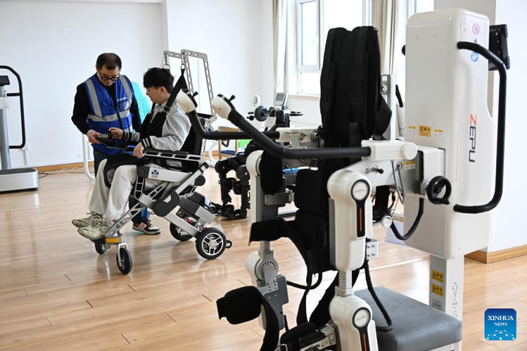 Robôs para cuidados a idosos são testados em treinamento em Shandong, no leste da China