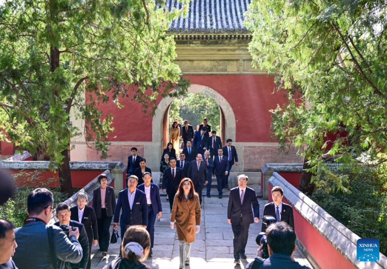 Cheng Li-wun, líder do KMT, presta homenagem a Sun Yat-sen no cenotáfio em Beijing