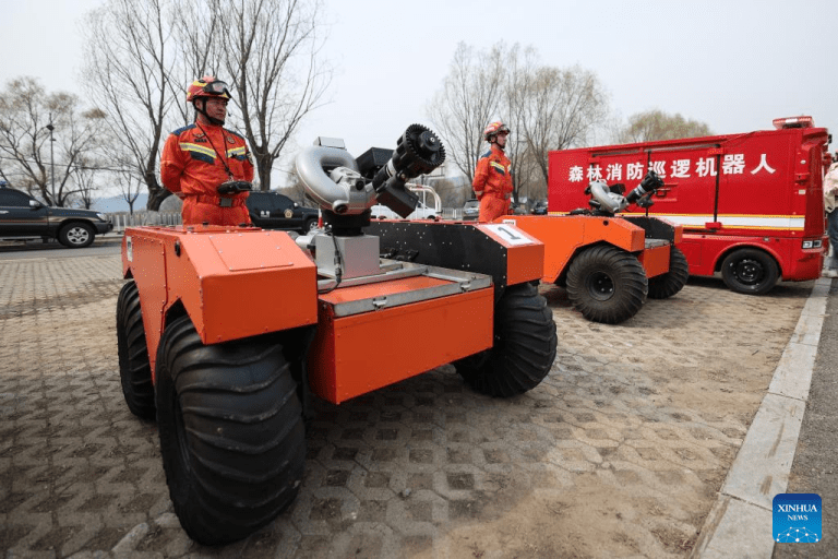 Bombeiros realizam simulado de incêndio em Shenyang, no nordeste da China