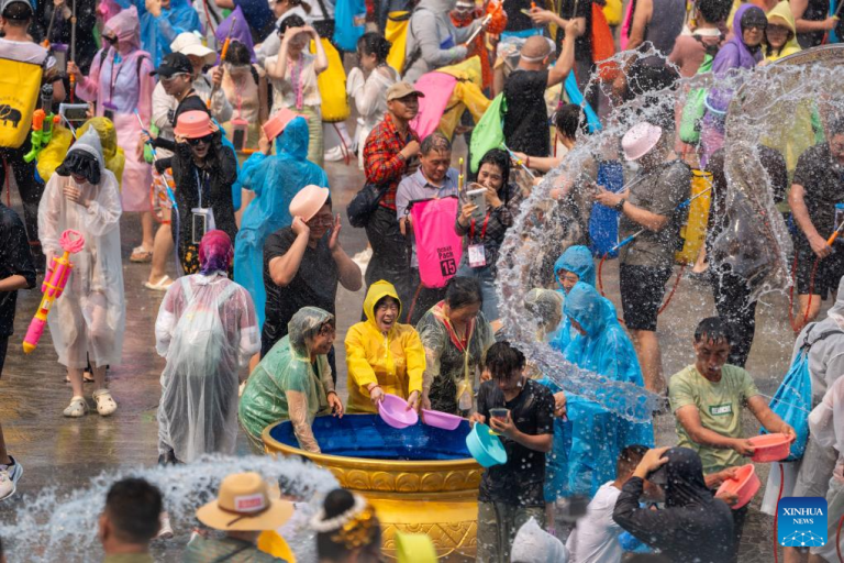 Moradores e turistas celebram o Festival de Aspersão de água na província chinesa de Yunnan