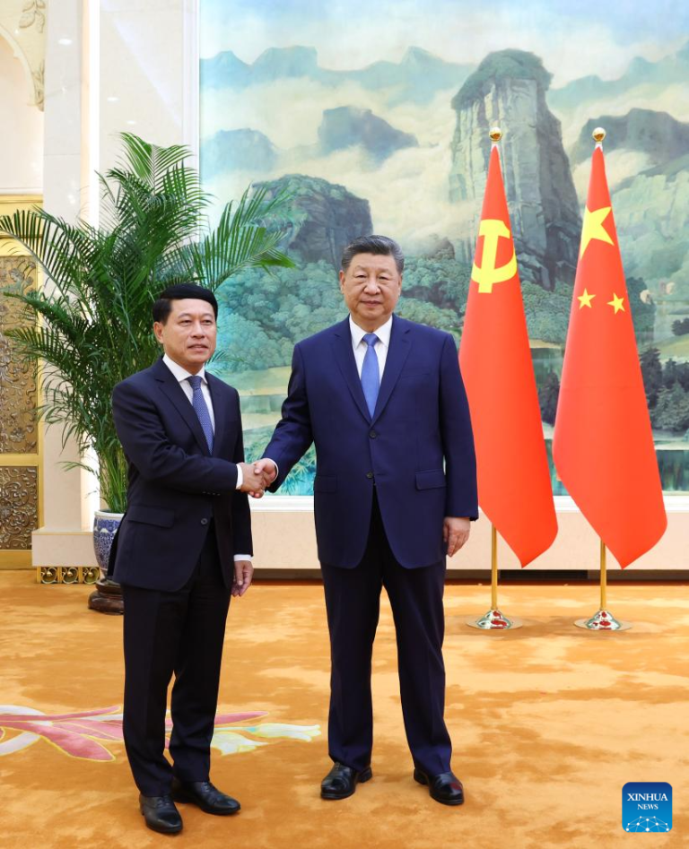 Xi reúne-se com enviado especial de Thongloun, líder do Laos