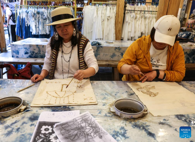 Artesanato étnico local impulsiona desenvolvimento rural na Aldeia da Etnia Dong de Zhaoxing em Guizhou, sudoeste da China