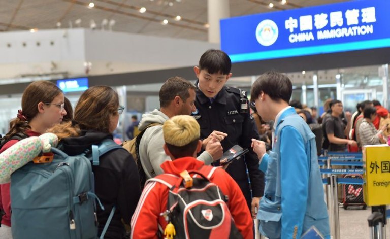 (Multimídia) Beijing registra aumento nas viagens transfronteiriças até agora este ano