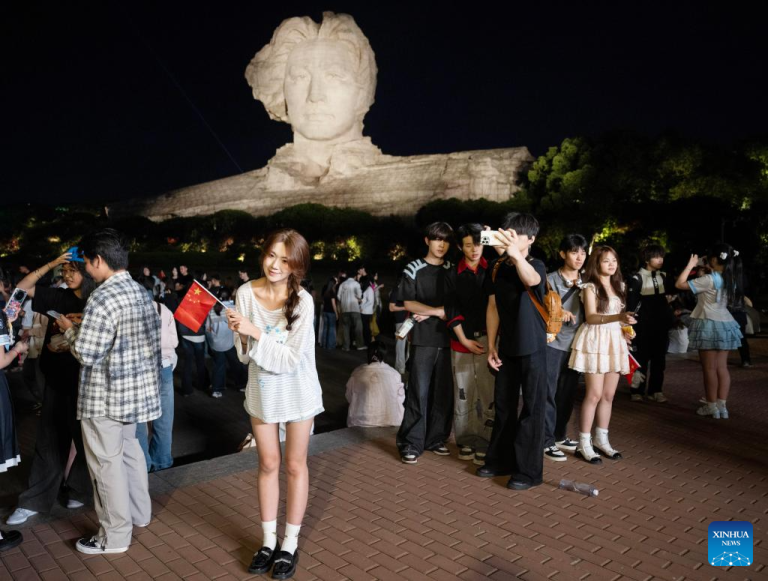 Diversos modelos de negócio impulsionam vitalidade da economia noturna em Changsha, na província chinesa de Hunan