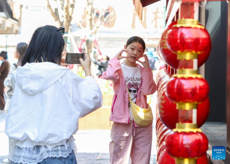 "Caminhada colorida" ganha popularidade entre jovens chineses em Changchun, no nordeste da China