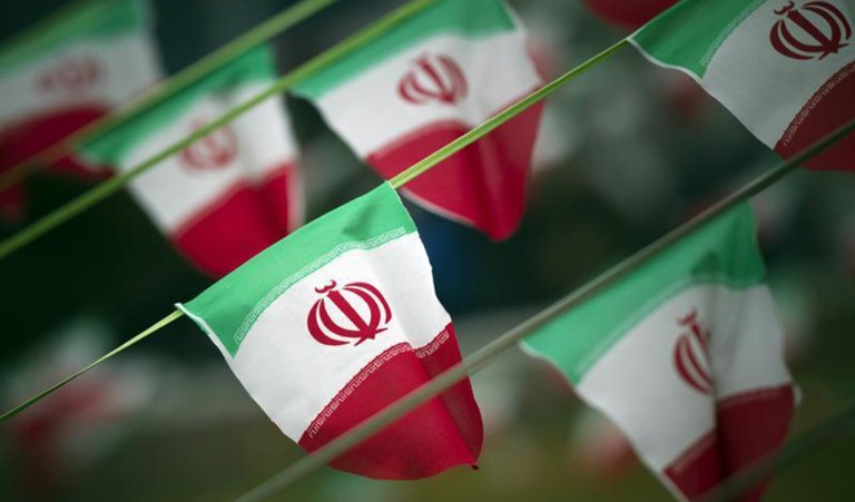Bandeiras nacionais iranianas são vistas em praça de Teerã
