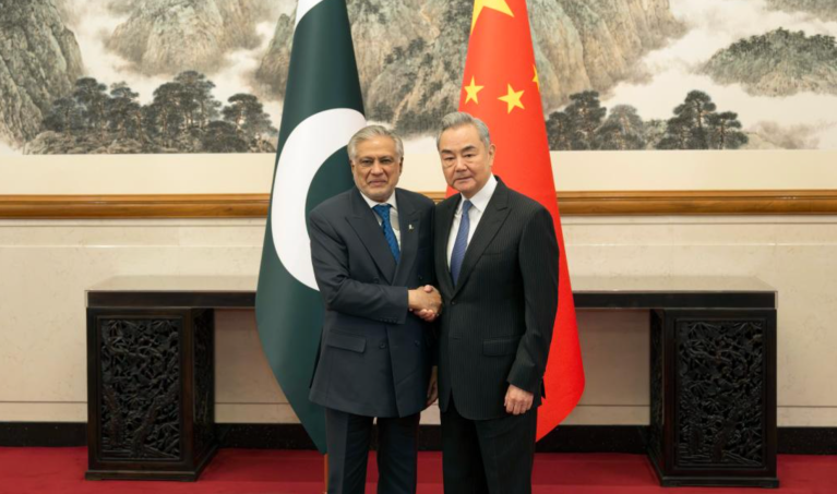 Wang Yi e Ishaq Dar