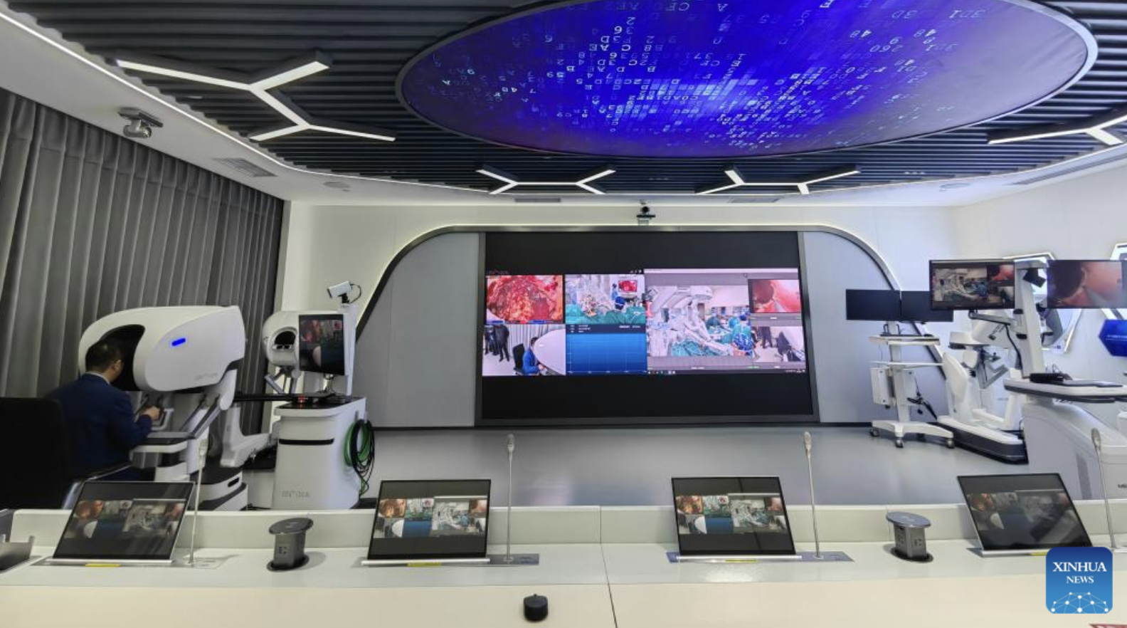 Um médico realiza uma operação remota no centro internacional de cirurgia robótica remota do Hospital West China da Universidade de Sichuan, em Chengdu, província de Sichuan, no sudoeste da China, em 20 de março de 2026
