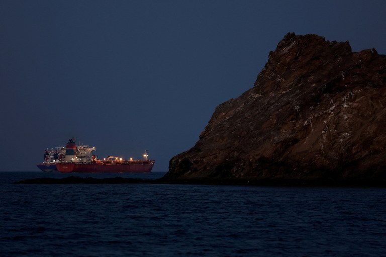 Petroleiro Callisto fica ancorado com o tráfego reduzido no Estreito de Ormuz, em meio ao conflito entre EUA e Israel com o Irã, em Mascate, Omã
