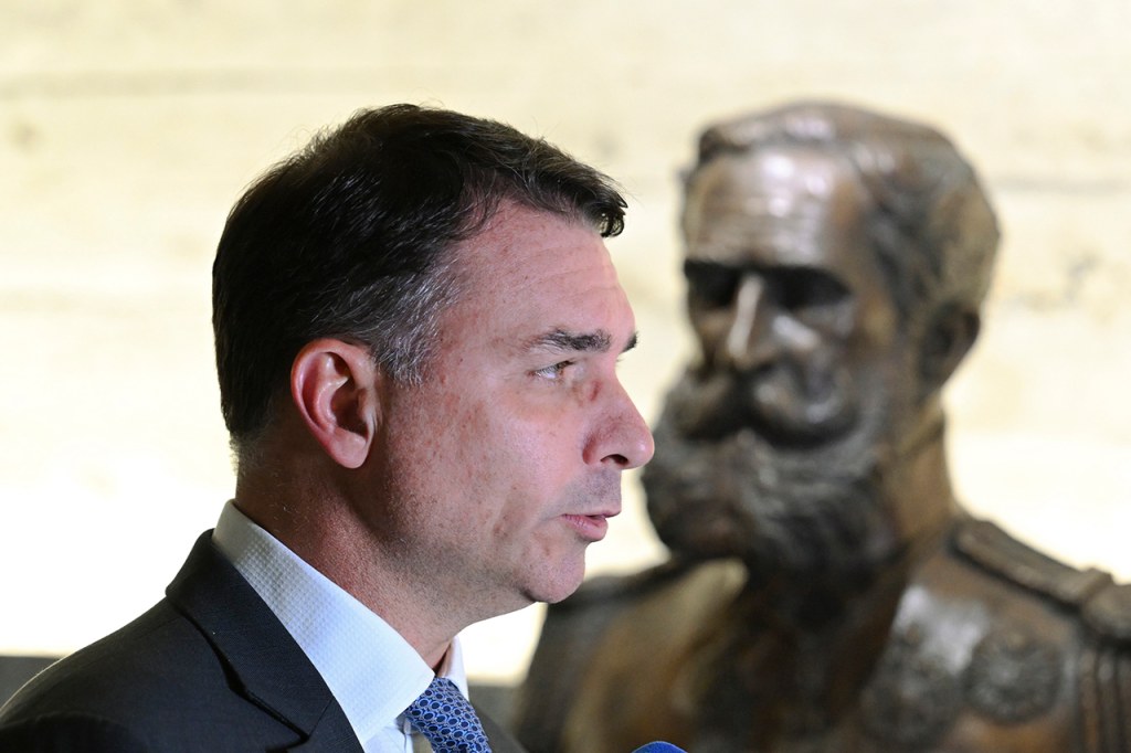 A farsa do Bolsonaro moderado: por que a elite se divide no apoio a Flávio