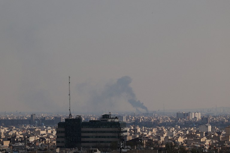 Fumaça sobe após um ataque, em meio ao conflito entre EUA e Israel com o Irã, em Teerã, Irã