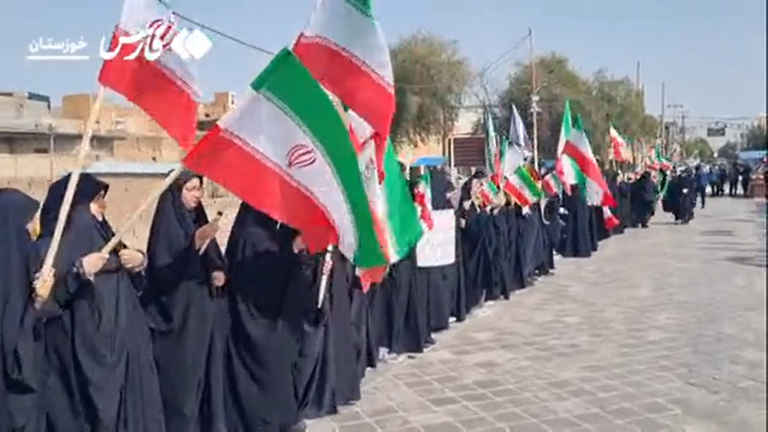 Iranianos reunidos ao redor da usina termoelétrica de Kazeroon, no sudoeste do país
