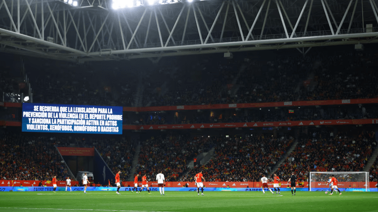 Futebol – Amistoso internacional – Espanha x Egito – Estádio RCDE, Cornellà de Llobregat, Espanha – 31 de março de 2026. Um telão exibe uma mensagem antidiscriminação dentro do estádio durante a partida