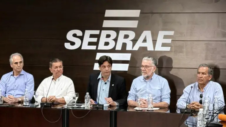 Rodrigo Soares (centro) divulgou dados sobre formalização das empresas, acesso ao crédito e atendimentos aos empreendedores