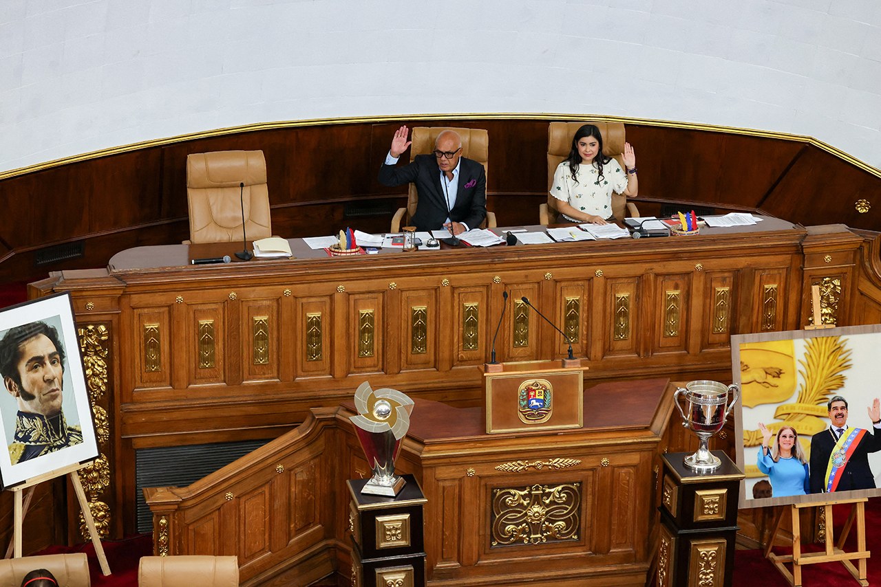 O presidente da Assembleia Nacional da Venezuela, Jorge Rodriguez, e a segunda vice-presidente, Grecia Colmenares, durante discussão de nova lei de mineração para abrir setor a investimentos privados e estrangeiros, em Caracas, Venezuela