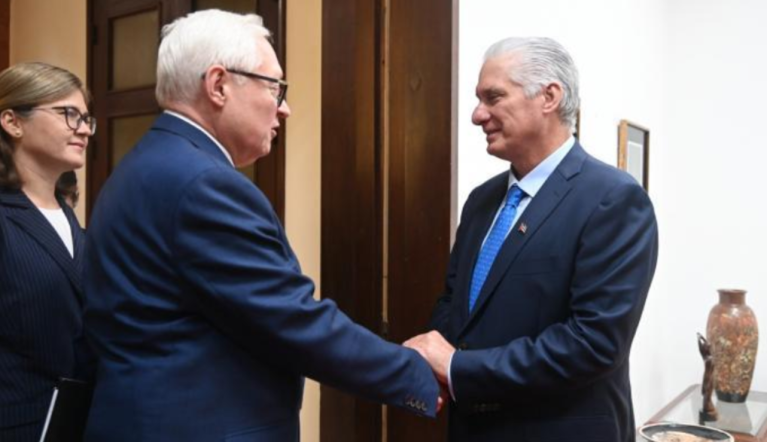 O presidente de Cuba, Miguel Díaz-Canel, recebe o vice-chanceler russo, Sergey Ryabkov