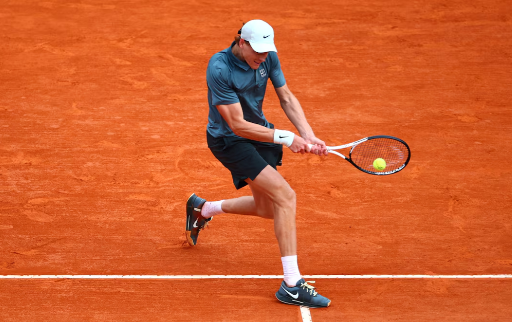Tênis - ATP Masters 1000 - Masters de Monte Carlo - Monte Carlo Country Club, Roquebrune-Cap-Martin, França - 12 de abril de 2026. O italiano Jannik Sinner em ação durante sua partida final contra o espanhol Carlos Alcaraz