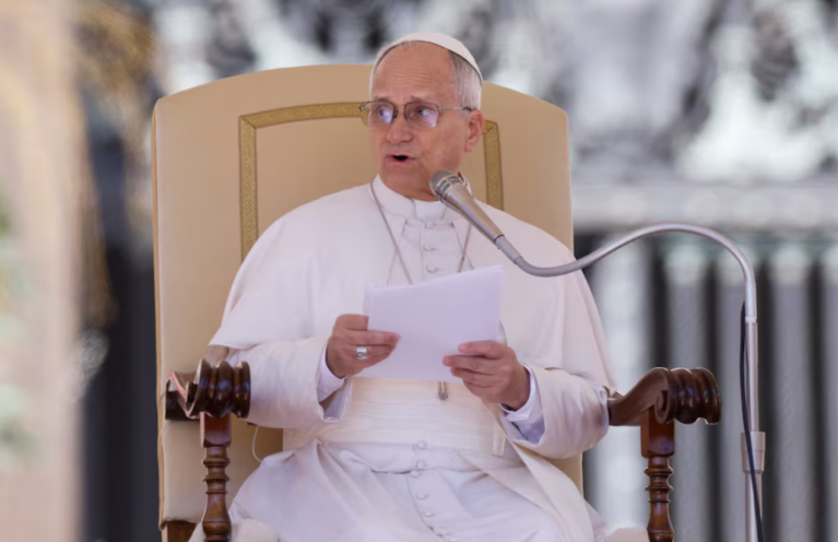 O Papa Leão XIV realiza a audiência geral semanal na Praça de São Pedro, no Vaticano, em 8 de abril de 2026.