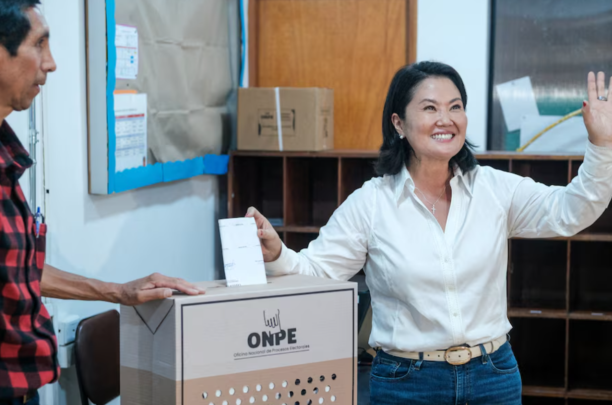 A candidata à presidência do Peru, Keiko Fujimori, acena enquanto vota em uma seção eleitoral durante as eleições gerais, em Lima, Peru, em 12 de abril de 2026