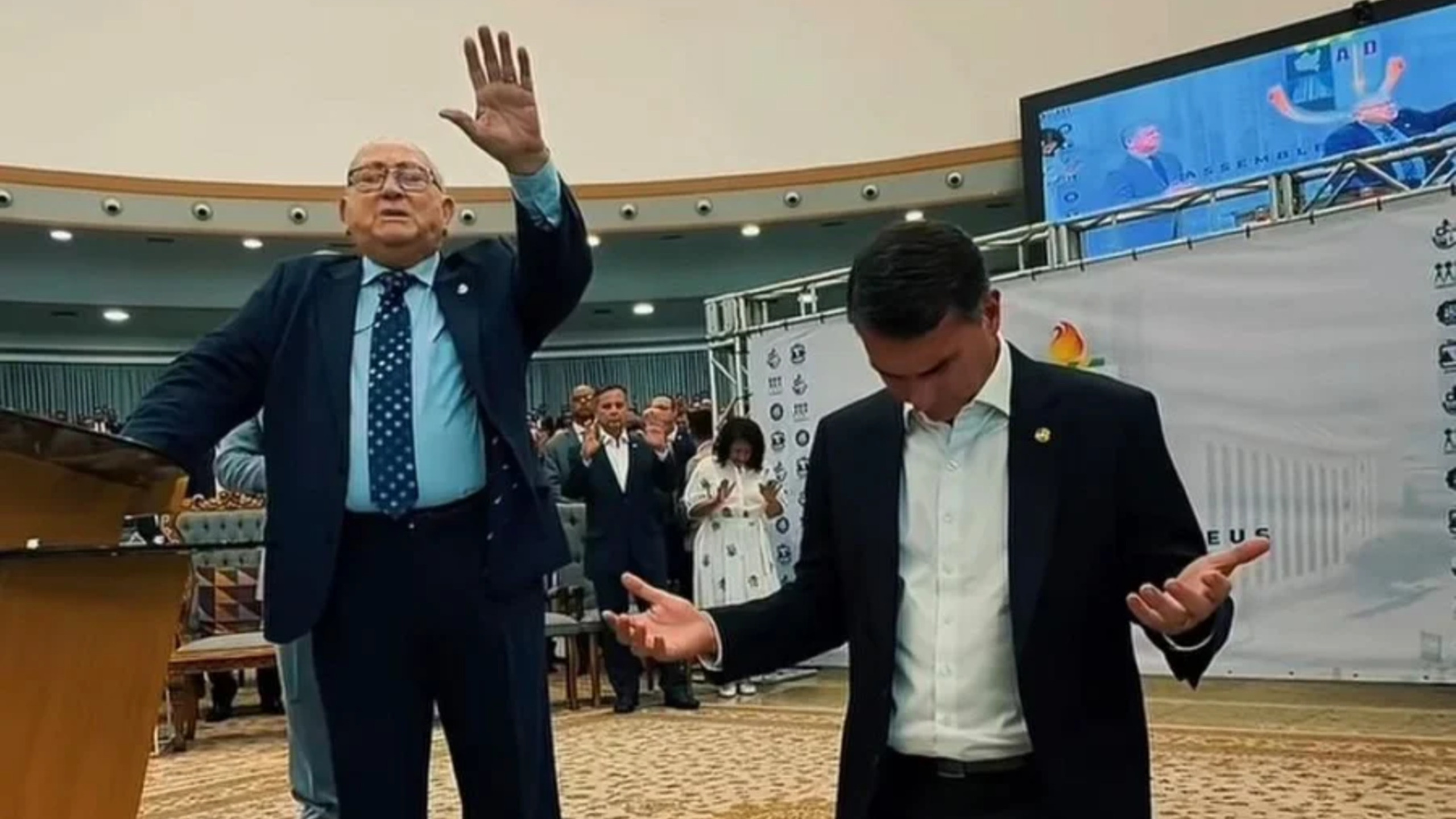 Flávio Bolsonaro em culto evangélico