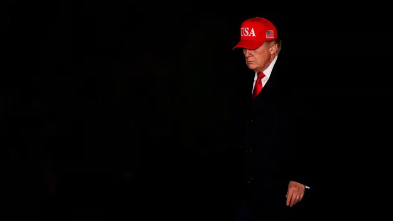 O presidente dos Estados Unidos, Donald Trump, chega à Casa Branca, em Washington, D.C., EUA, em 12 de abril de 2026