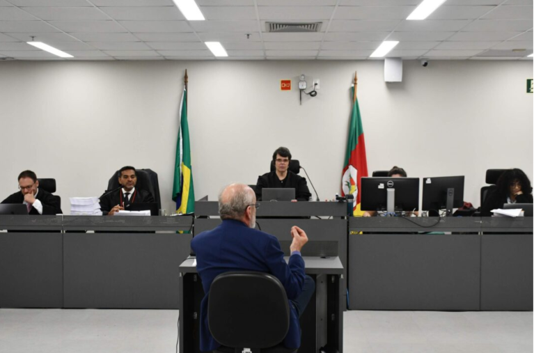 Ricaerdo Jones no banco dos réus