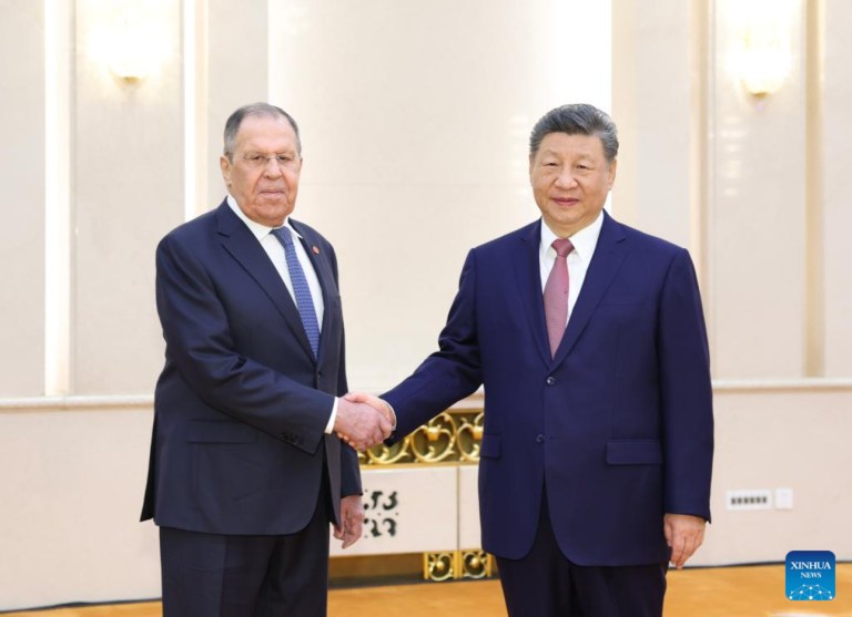 O Presidente chinês Xi Jinping recebe o chanceler russo Sergey Lavrov