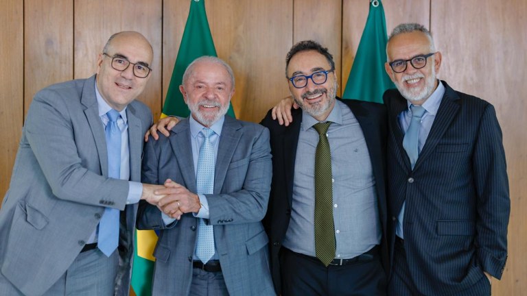 Leonardo Attuch, Renato Rovai e Kiko Nogueira, ao lado do presidente Luiz Inácio Lula da Silva