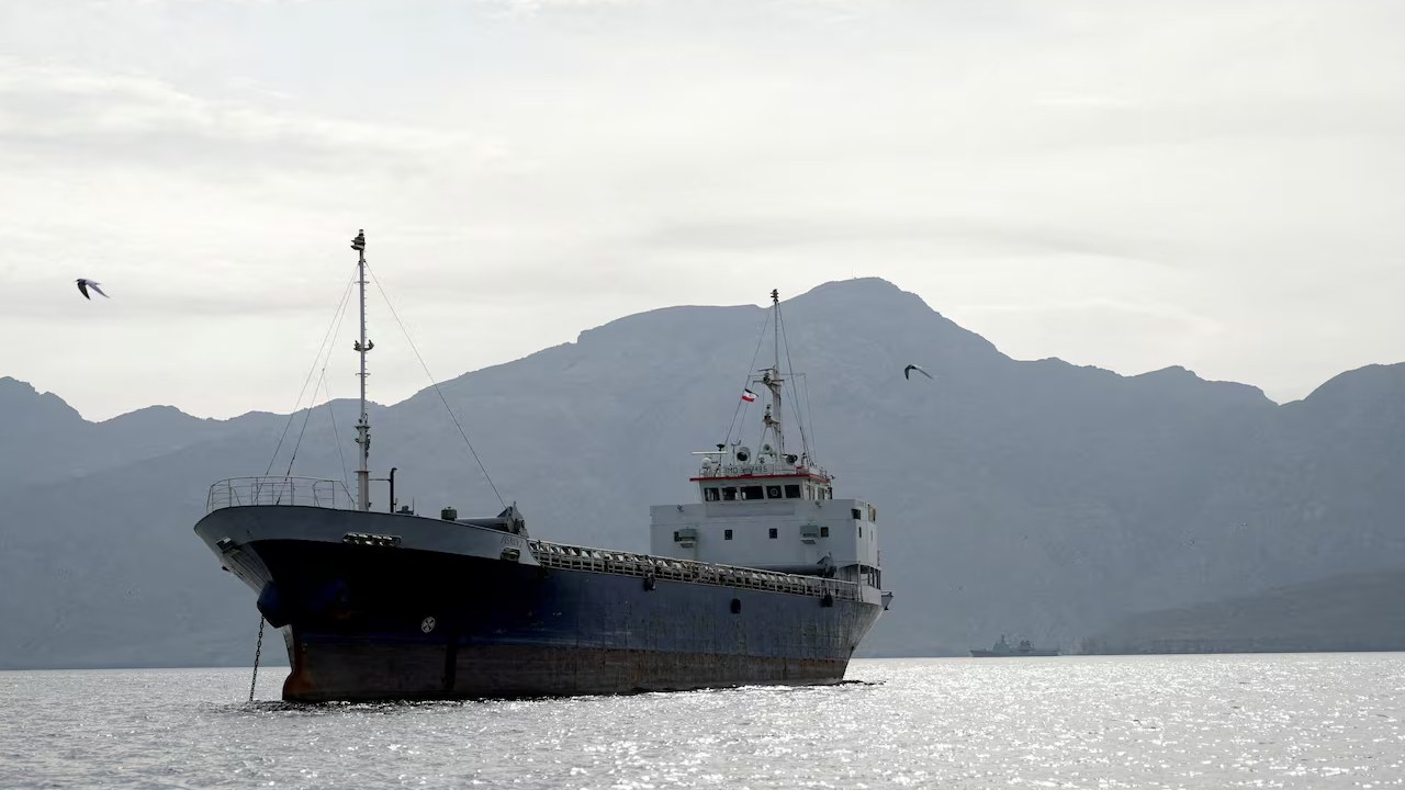 Uma embarcação no Estreito de Ormuz, ao largo da costa da província de Musandam, em Omã, em 12 de abril de 2026.