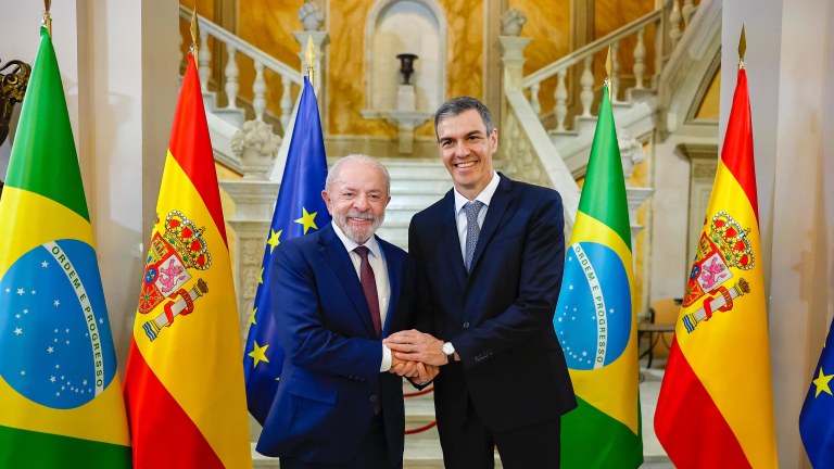 Presidente Lula e Pedro Sánchez durante cerimônia oficial de chegada na Espanha