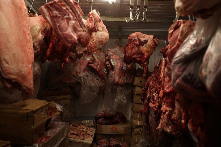 Pedaços de carne são estocados dentro de uma geladeira em um açougue no Rio de Janeiro, Brasil