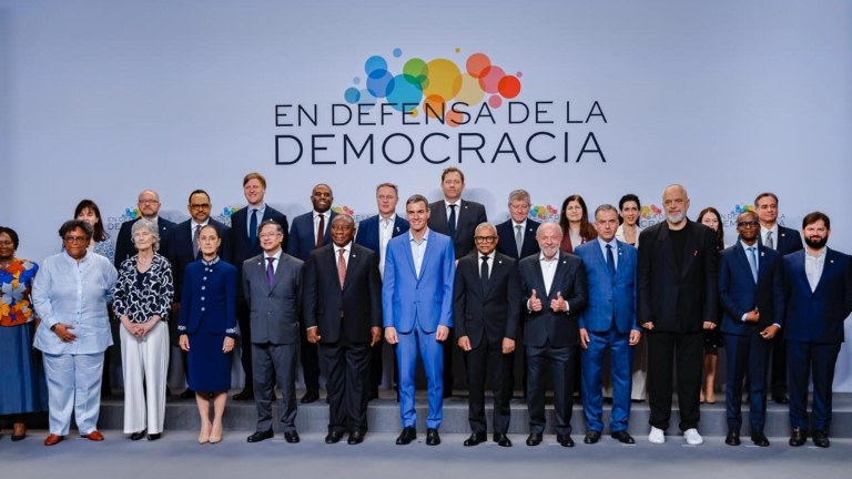 Participantes da 4.ª Reunião de Alto Nível do Fórum em Defesa da Democracia
