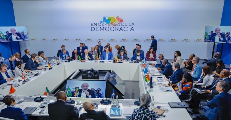 Presidente Lula durante 4.ª Reunião de Alto Nível do Fórum em Defesa da Democracia. Feira de Barcelona, Espanha.