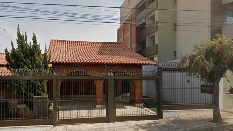 Casa com muro de 13 metros