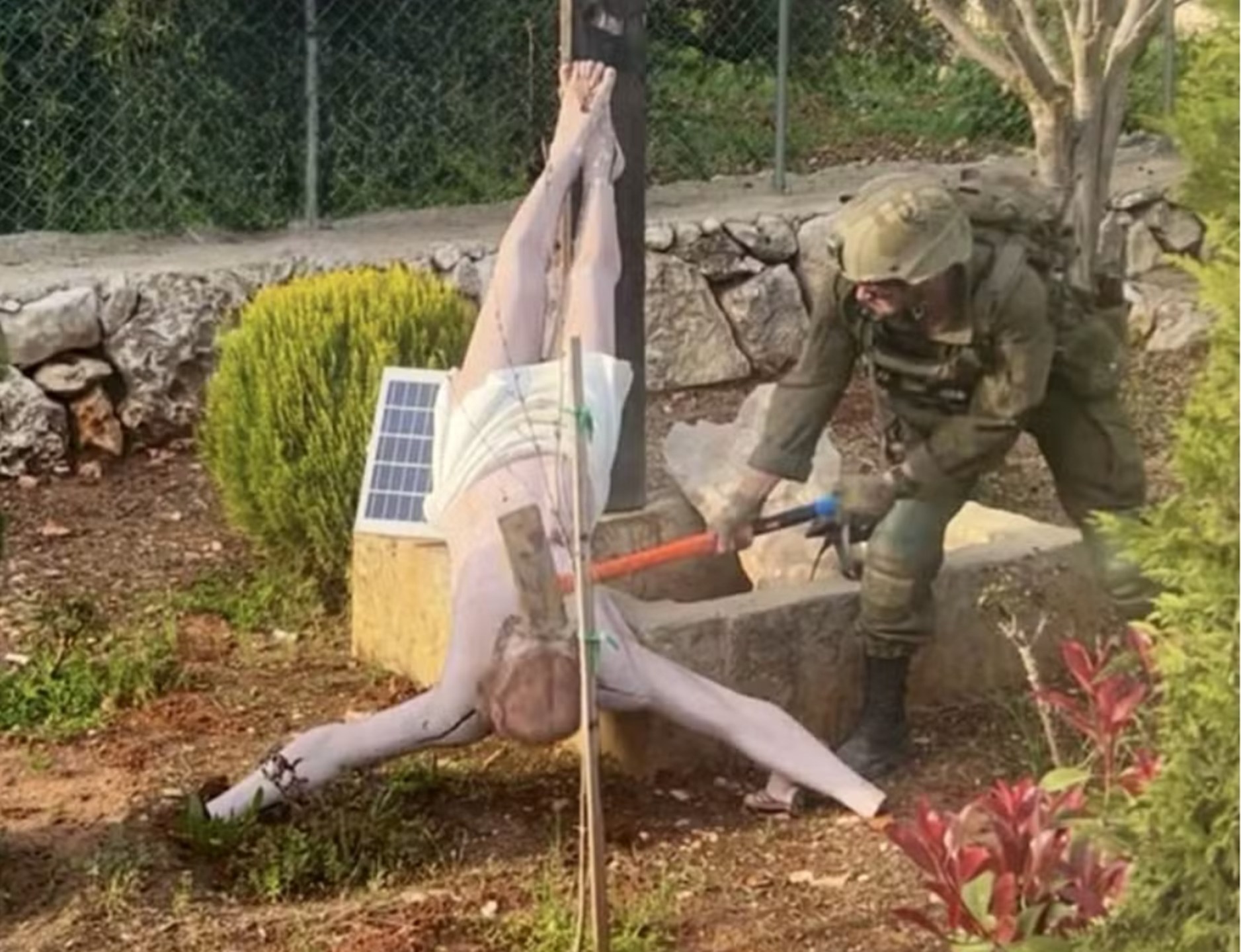 Imagem de soldado israelense vandalizando imagem de Jesus Cristo na vila libanesa de Debel