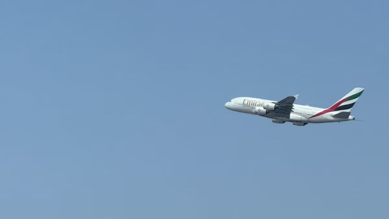 Um voo da Emirates decola do Aeroporto Internacional de Dubai em meio ao conflito entre Estados Unidos e Israel com o Irã, em Dubai, Emirados Árabes Unidos, em 7 de março de 2026