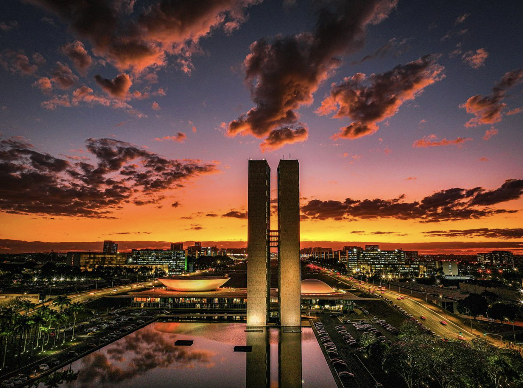 A arquitetura e o céu de Brasília