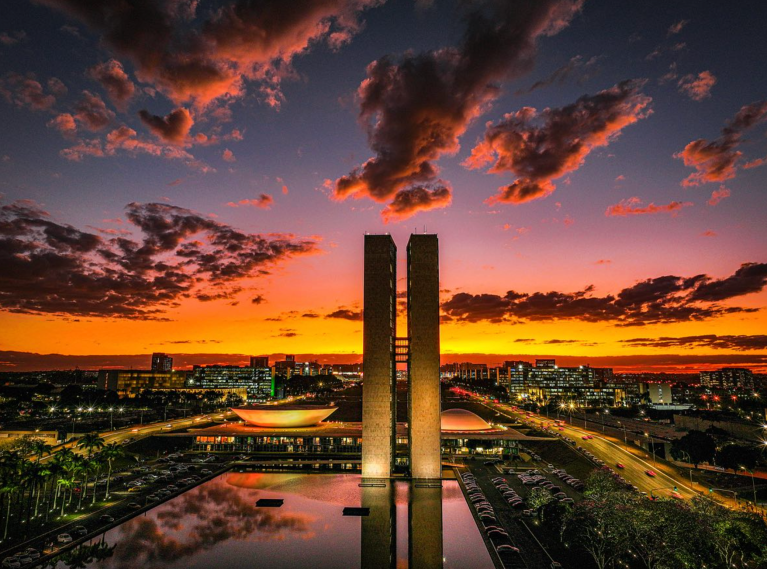 A arquitetura e o céu de Brasília