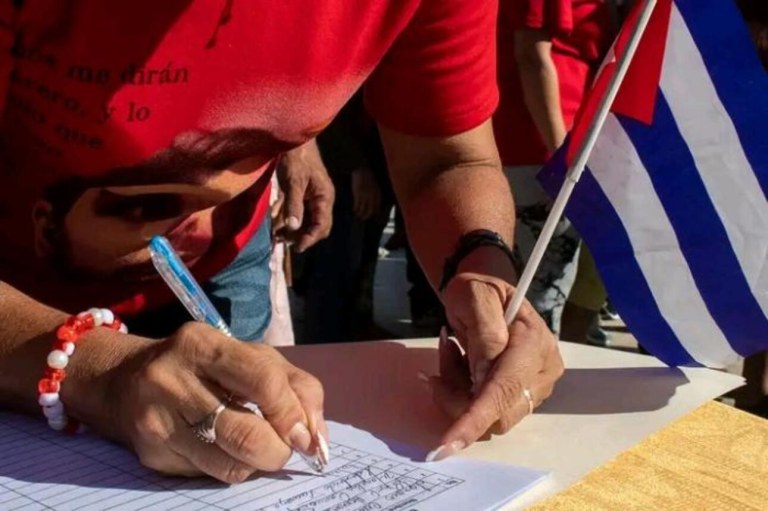 Povo cubano assina documento em defesa da paz e da revolução