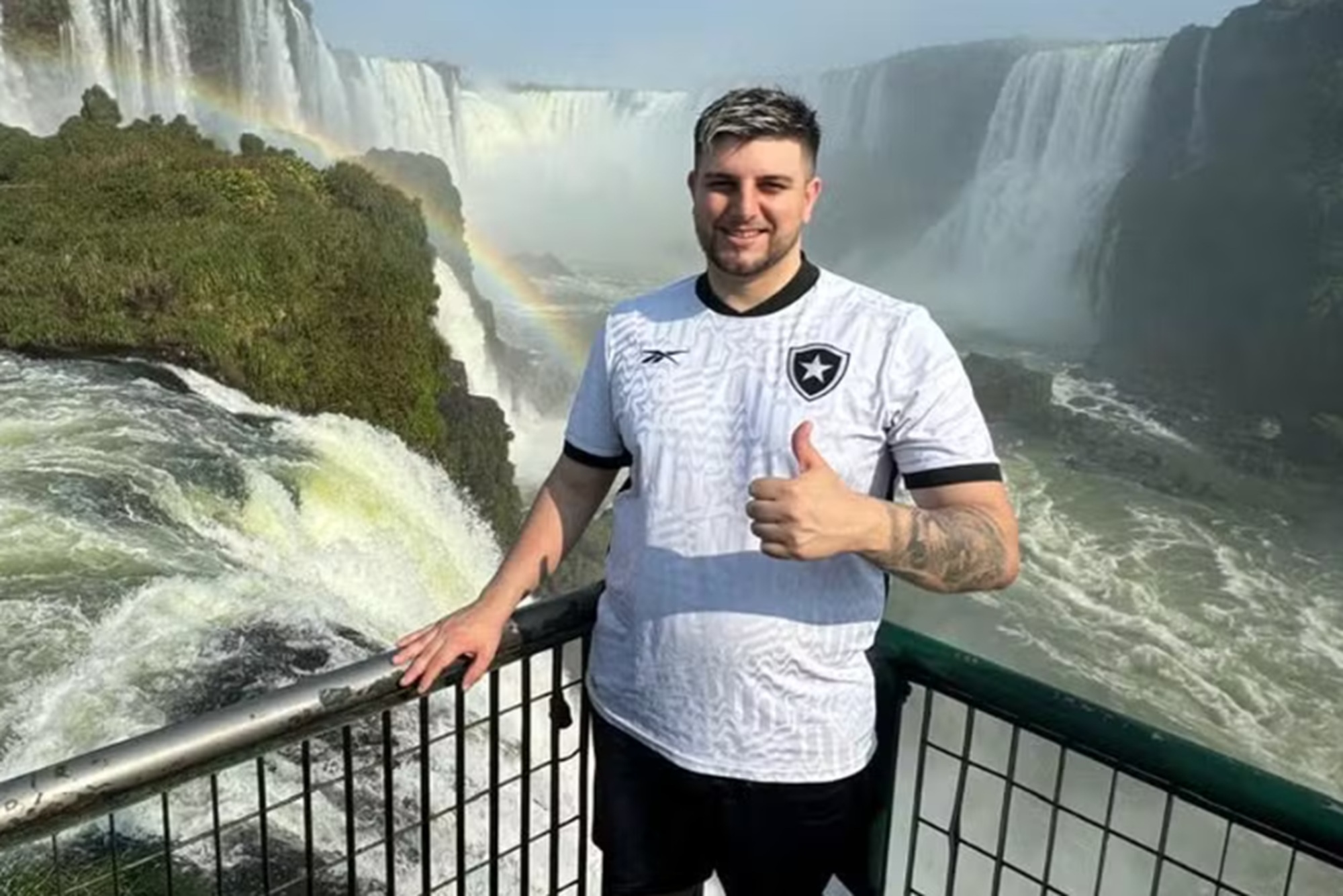 Daniel Patrício Santos de Oliveira, de 29 anos, tinha uma loja de produtos eletrônicos na região e voltava de um pagode com três amigos quando foi baleado