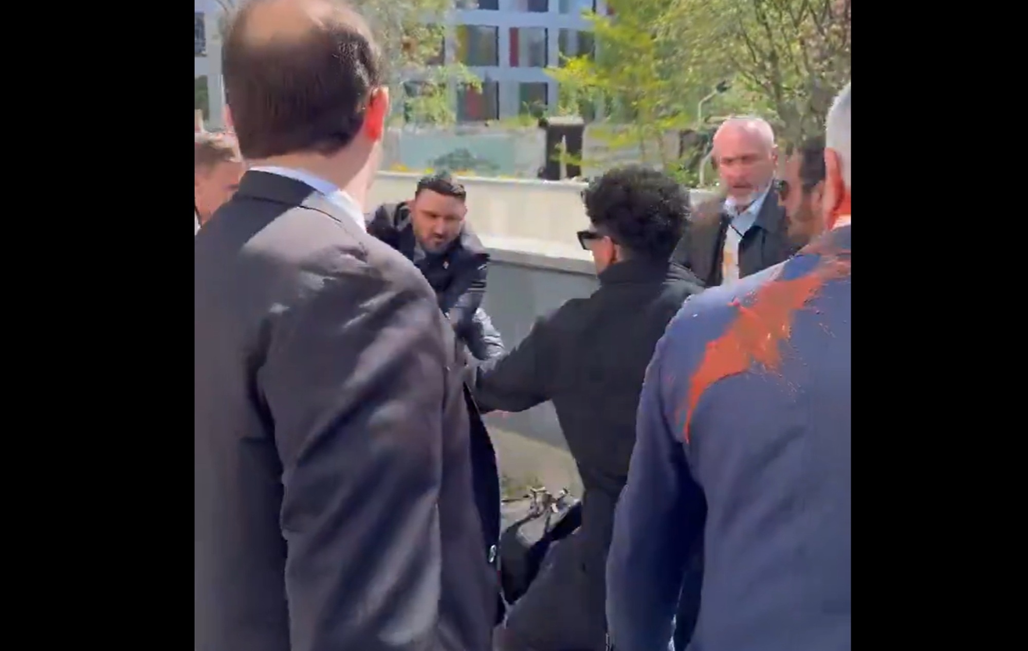 Reza Pahlavi foi atingido por líquido vermelho ao deixar evento na Alemanha após criticar cessar-fogo entre Irã e Estados Unidos
