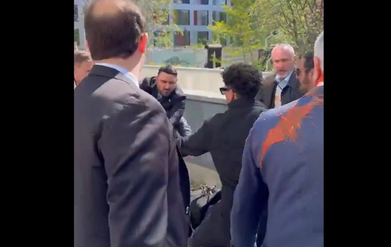 Reza Pahlavi foi atingido por líquido vermelho ao deixar evento na Alemanha após criticar cessar-fogo entre Irã e Estados Unidos