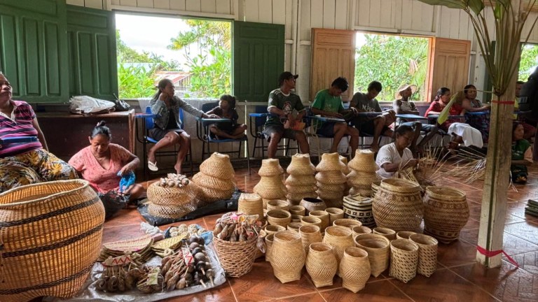 Produção de artesanato na Associação das Mulheres Artesãs Ticunas