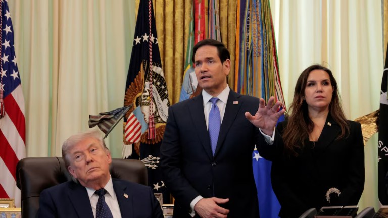 O secretário de Estado dos Estados Unidos, Marco Rubio, ao lado do presidente Donald Trump, fala à imprensa no Salão Oval da Casa Branca, em Washington, D.C., Estados Unidos, 23 de abril de 2026