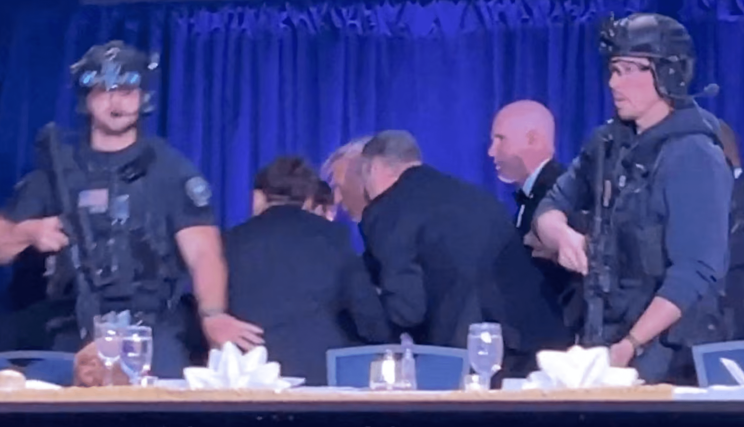O momento em que Trump é retirado do jantar