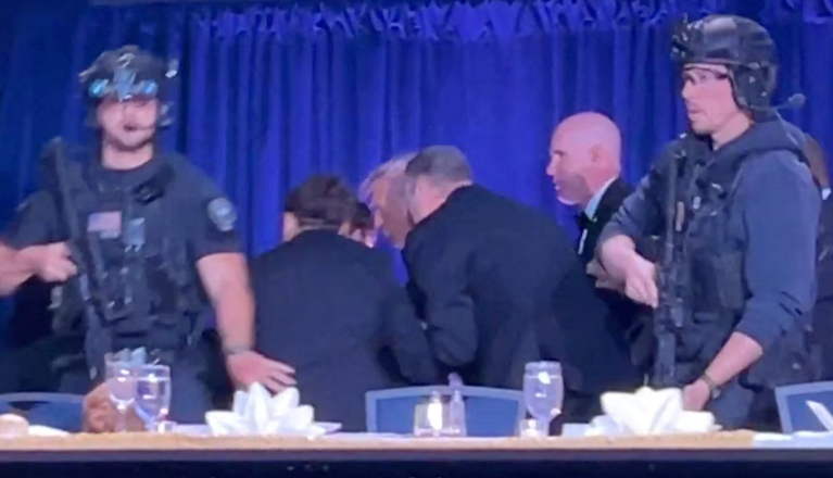 O momento em que Trump é retirado do jantar