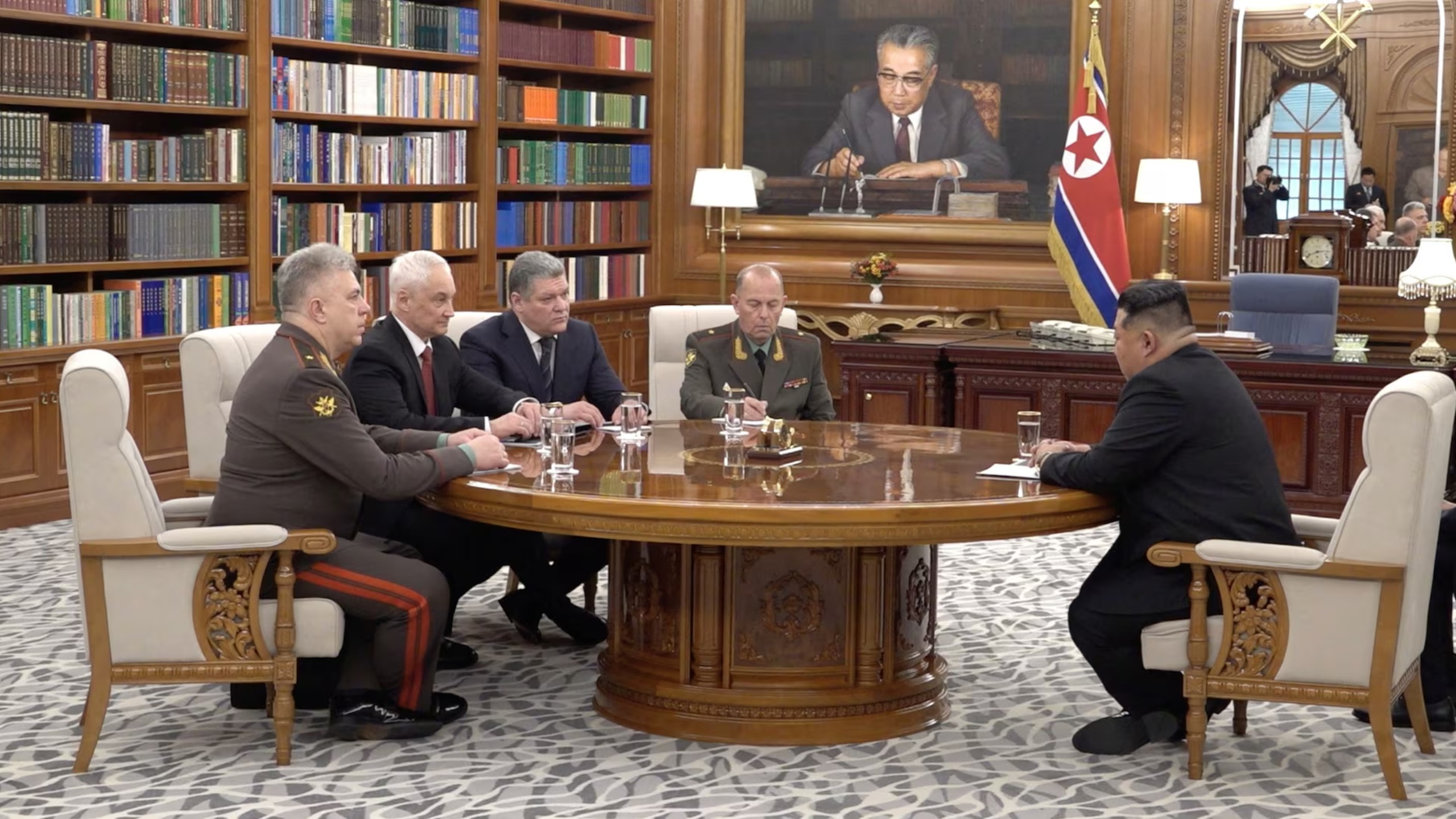 O líder norte-coreano Kim Jong Un e o ministro da Defesa da Rússia, Andrei Belousov, participam de uma reunião em Pyongyang, Coreia do Norte, em 26 de abril de 2026, nesta imagem estática retirada de vídeo